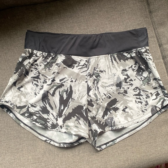 Women's Under Armour Fly-By Printed 3" Shorts Size Large Black White Brief Liner - Picture 1 of 8